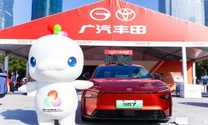 2025广马鸣枪开跑，20万级豪华纯电铂智7成“最美领航车”